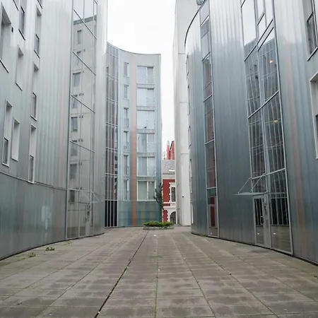 Prime Location, Free Parking, Private Balcony Apartament