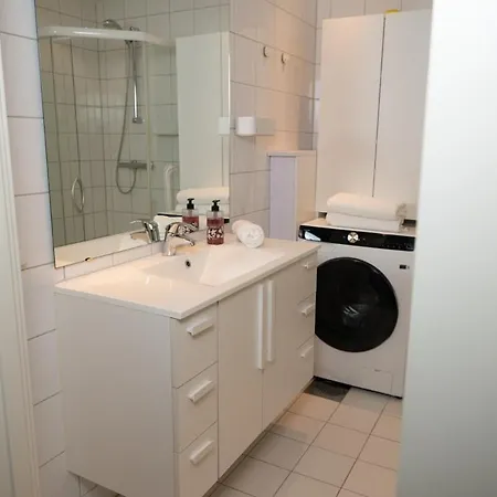 Apartment Prime Location, Free Parking, Private Balcony *