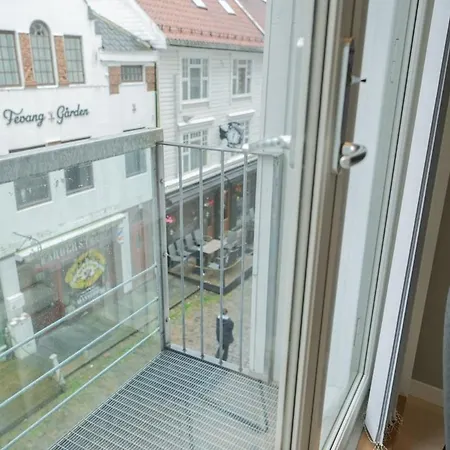 Prime Location, Free Parking, Private Balcony Lägenhet