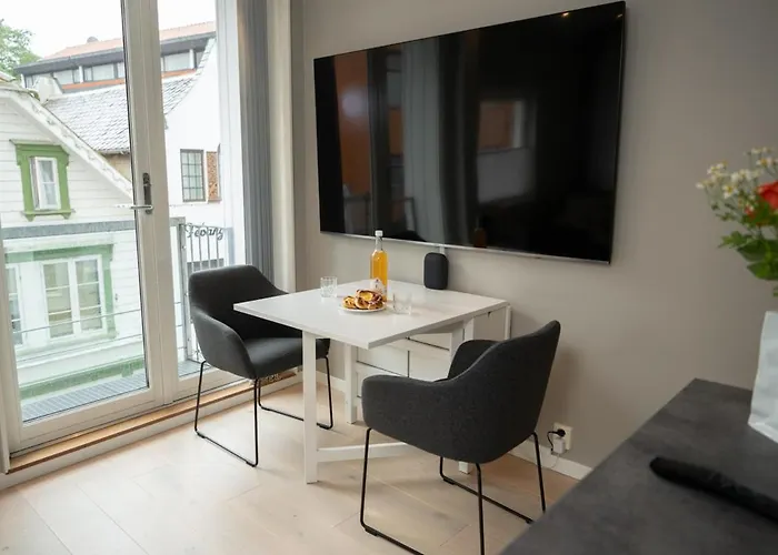 Prime Location, Free Parking, Private Balcony Lejlighed