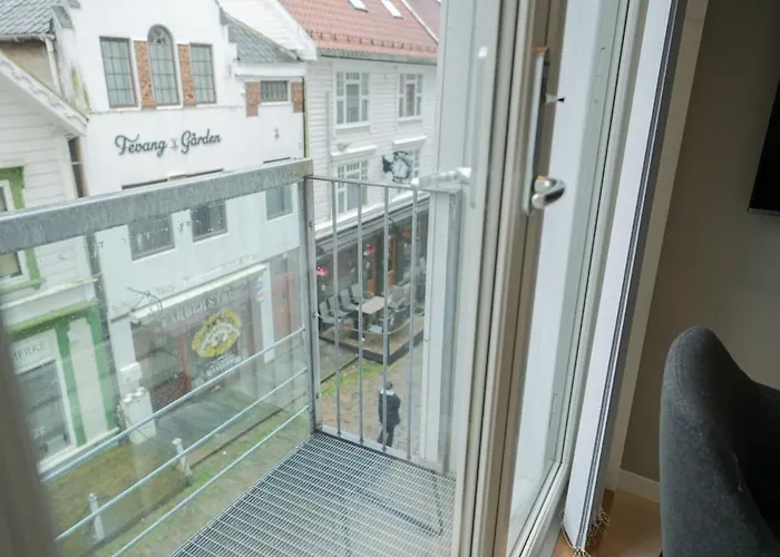 Prime Location, Free Parking, Private Balcony Lejlighed